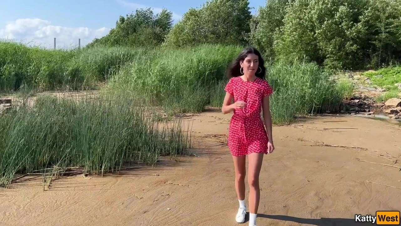 सुंदर सौतेली बहन को प्रकृति के पास ले जाकर उसकी चूत में वीर्य निकाला