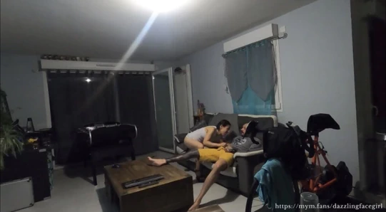 Ateşli üvey annemin en iyi arkadaşımla seks yaptığını gözetliyorum