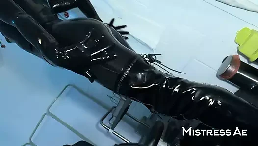 Solo 1: showcasing studio, siyah lateks catsuit ve büyük kırmızı kobra takma