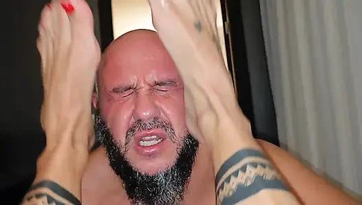 Ayakla muamele ve sert ayak fetişi