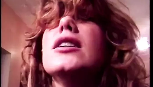 Olgun motorcu sürtük eğiliyor ve amını arkadan sikiyor