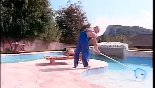 İki büyük yaraklı güzel büyük memeli sarışın orta yaşlı seksi kadın için klasik çift penetrasyon