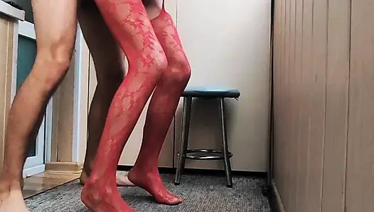 Sikimi boğazına soktum ve sonra amcığı üzerinde çalıştım