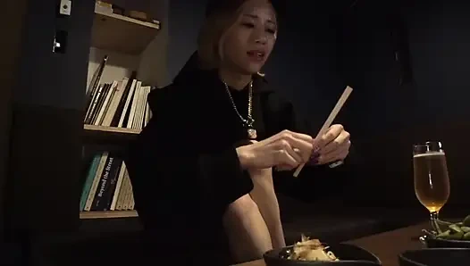 Uygun bir kadın meme uçlarını azdırmaya devam ettikçe seve seve hizmet edecektir