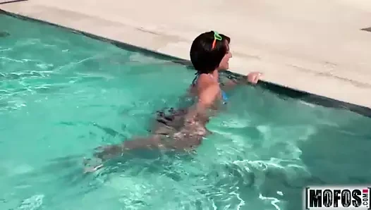 Bu romantik akşam evelyn'in oynadığı anal videoyu içeriyor