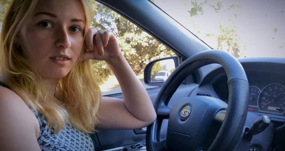 Sarışının arabayı tamirmesine yardım etti ve onu sikti