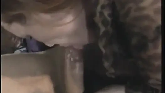 Azgın yaşlı sürtük amını yarakla doldururken yarak emiyor - yaşlı porno