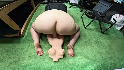 Растягиваю мою тугую киску большой игрушкой