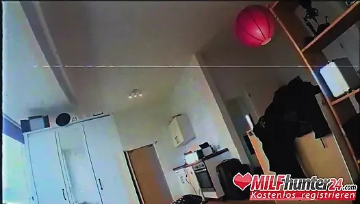 Orta yaşlı seksi kadın avcısı Sidney Dark'a acımasızca sikişiyor! (Almanca)