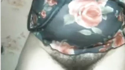 Arap karısı onu kıllı kedi gösterir