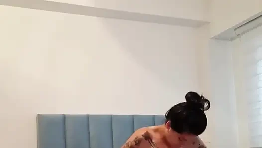 Ben temizlik yaparken büyük göğüslerimi arzuladı, bu yüzden mecburum