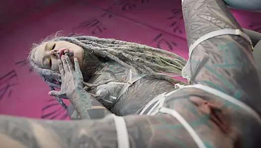 Aşırı dap ve büyük fışkırtma ile gırtlağına kadar üçlü seks