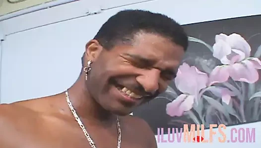 Küçük memeli bebek büyük siyah yarakla sert sikiliyor