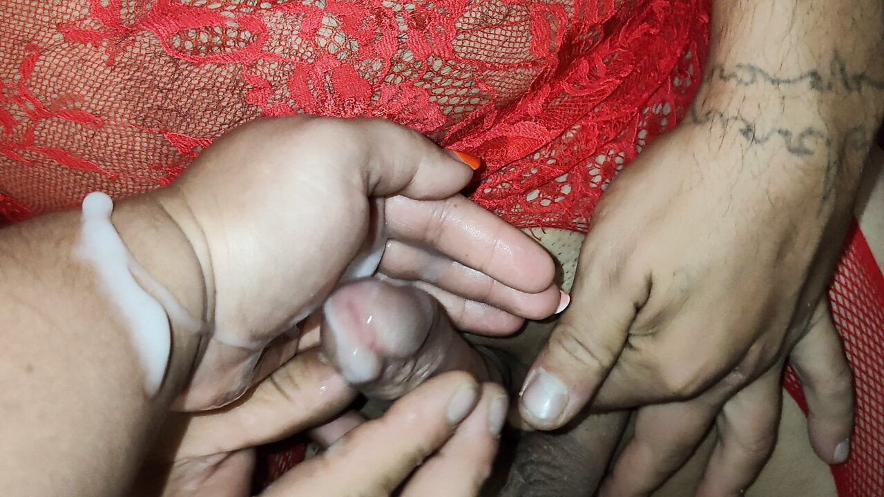 Kırmızı orospu onun cum yiyor. metresi onun yarraktan yeni çıkmış beyaz, taze ve kalın cum ile fahişesini beslemeyi seviyor