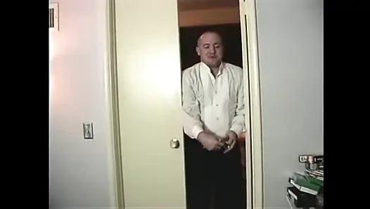 Üvey baba büyük yarağıyla üvey kızının götünü sikmek için bir otel odası alıyor