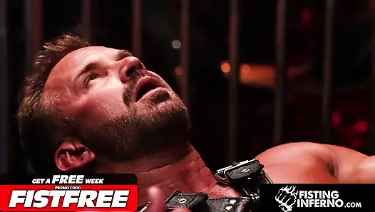 Yumruk sokma inferno - koşumlu ve delik gerilmiş - Hunk Jax'in canavar yarağı ve büyük yumruk