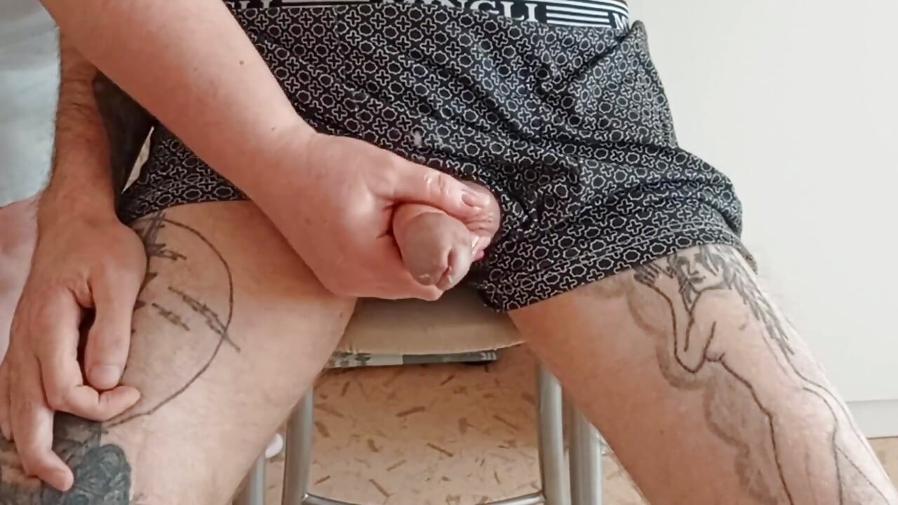 Kayınvalidem yarağımı sıvazlıyor ve güçlü bir sperm yakın çekimini izliyor