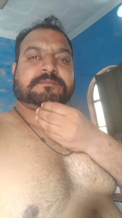 Genç adam komşusu MILF kadını beceriyor. Kadın ondan masaj istiyor