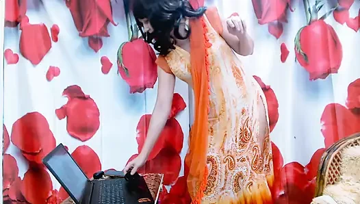 Sıcak bebek tamamen çıplak striptiz