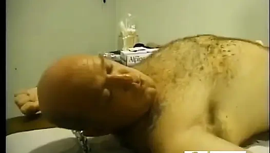 Sarışın kadın egemenliği ve esmer sahibe yaşlı köleye işkence ediyor