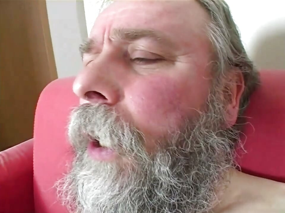 Yaşlı adam genç kızın amını yalamayı seviyor