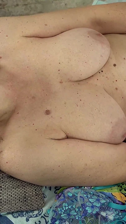 Büyük sarkık memeli çirkin nine ilk video