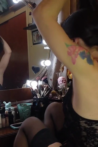 Каждый удар моей расческой посылает вниз по твоему дергаю