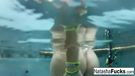 Natasha güzel istemek için parmak ona ıslak kedi