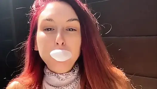 Artemisia açık havada balon sakso çekmeyi ve sigara içmeyi seviyor