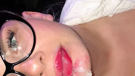 Büyük memeli orta yaşlı seksi kadın döl yutuyor