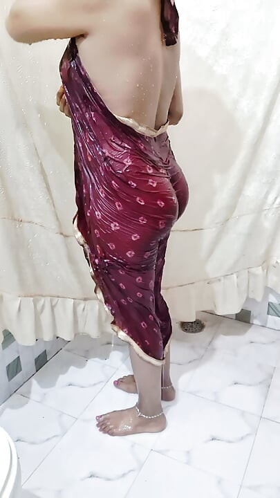 Bengal Bhabhi'nin banyo yaparken çekilmiş çıplak videosunu izlemek sikin su gibi akmasına neden olacak