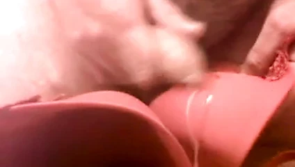 cumming üzerinde bir seksi kırmızı sutyen