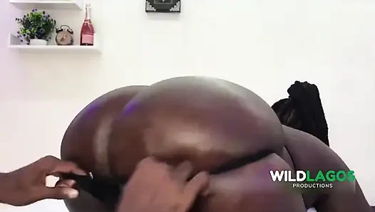 Afrikalı büyük götlü büyük güzel kadın sert yarak alıyor