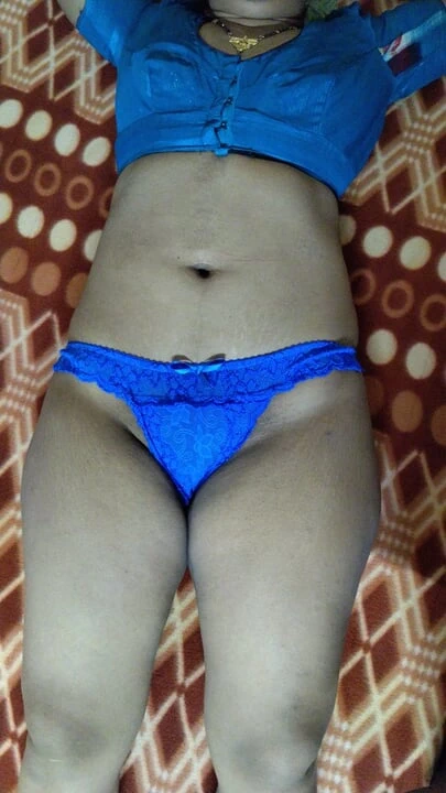 Hot beautiful stepsister home alone masturbating brinjal