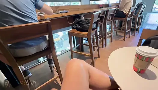Starbucks halka açık kafede mastürbasyon ve boşalma