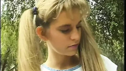 Azgın küçük sürtük sert bir yarağı gırtlağına kadar açıyor