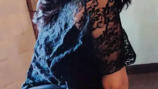 Kıçımı yanaklarımı ve iç çamaşırımı gösteriyor.