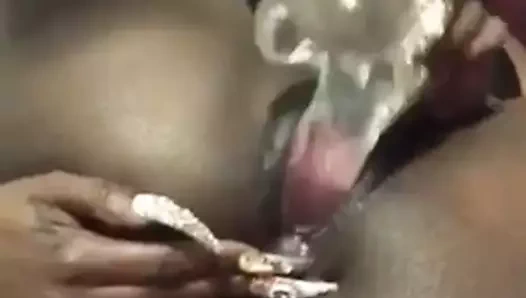 oyuncağını seviyor