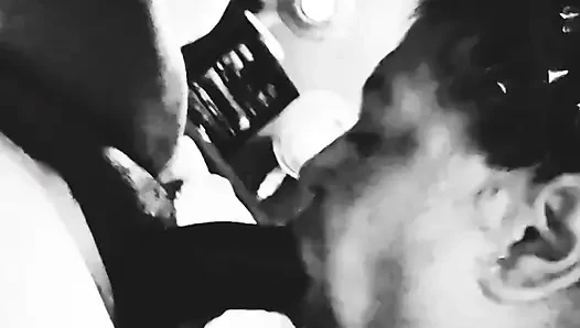 O bir bahşiş emen sperm iblisi emiyor