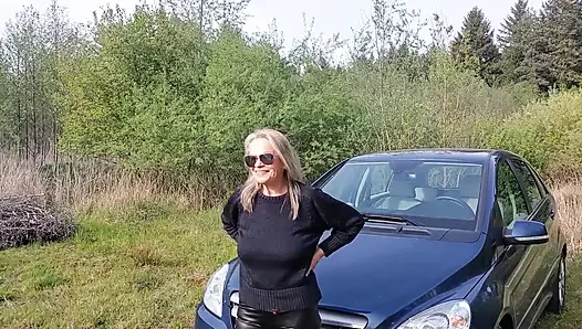 Büyükanne Göğüsleriyle Oynuyor!