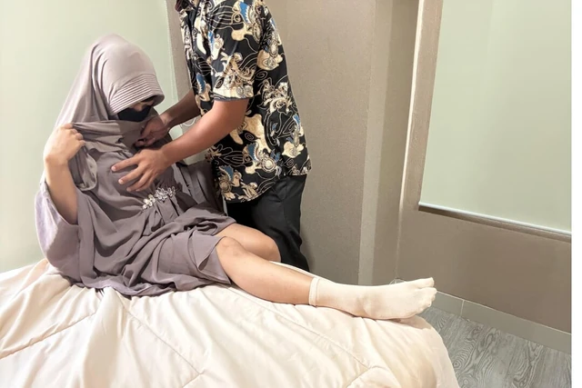 Девушка в хиджабе Бинал Jago сквиртует