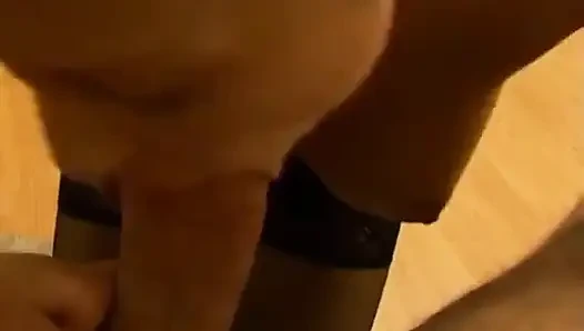 Yarak delisi güzellik dizlerinin üstüne çıkıyor ve zonklayan bir yarağı yalıyor