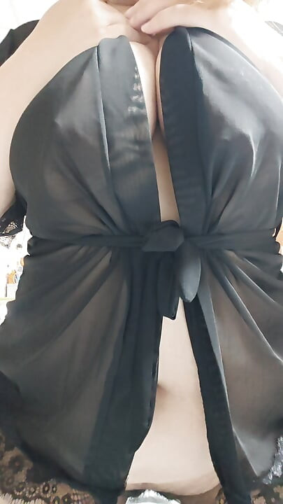 Gel ve seksi büyük göğüslerimi ve büyükümü gör