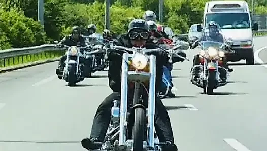 Bisikletçiler çetesinin patronu eğimli gözlü ve büyük kavunlu egzotik dansçıyı onlara yol gösteriyor
