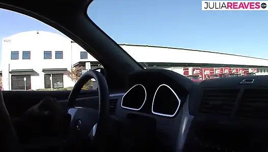 Ateşli kız büyük yarakla sikilirken bacaklarını kanepeye açıyor