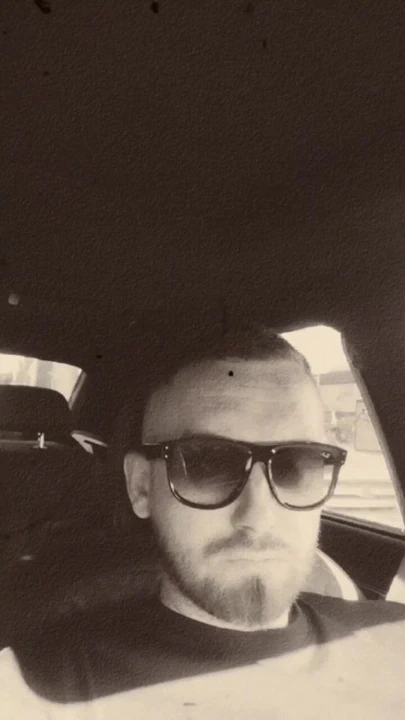 Dövmeli sarışın 38 yaşındaki şişkin ve mavi gözlerle azdırıyor - bekar ve hazır