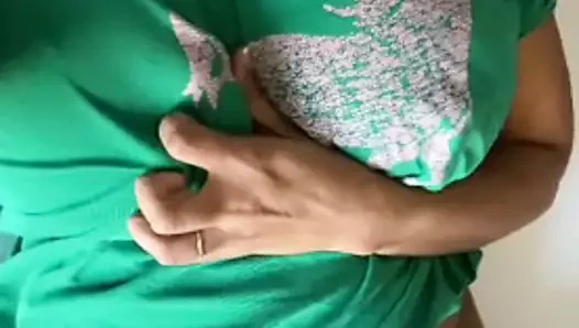 azgın kız gösteren KEDİ ve göğüsler