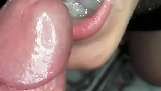 Ateşli bir Kolombiyalı kız amını sikmeme izin veriyor ve ağzına geldim!