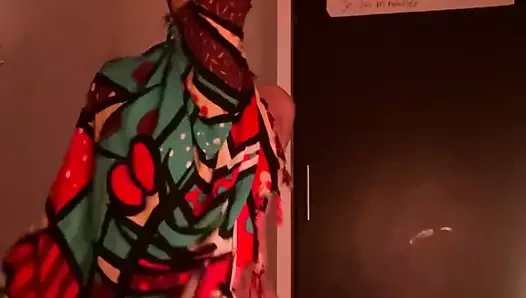 Arap striptiz yapıyor ve azıyor