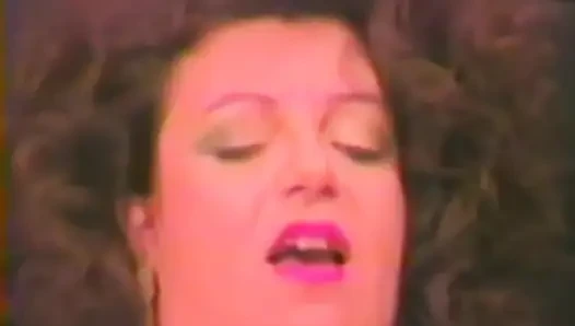 Bu yaşlı esmerden edepsiz dildo eylemi